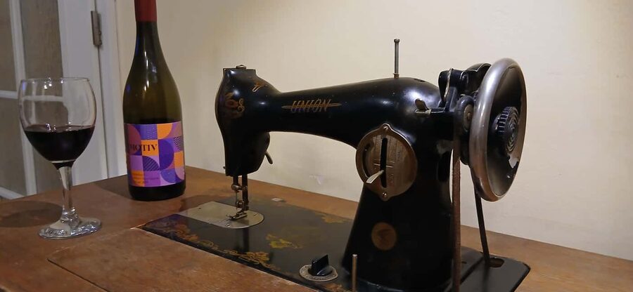 1980s Sofia: Private Art, Wine & Sourdough in a Family Home - Choosing between the one-hour tasting and the 90-minute journey