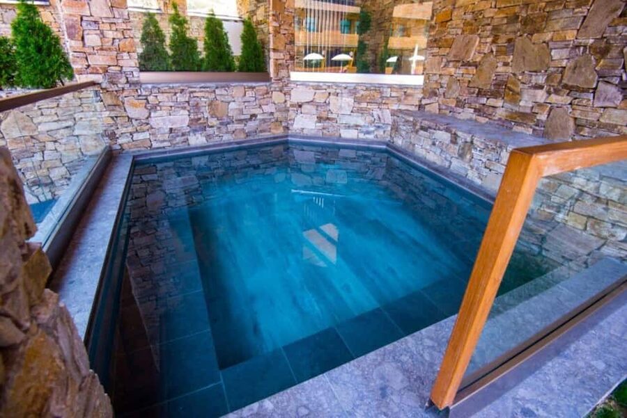 Bansko: Villa Victoria Thermal Pool Escape - The 40 C jacuzzi: use it in short sessions