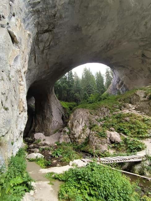 From Plovdiv: Wonderful Bridges and Rhodope Cuisine Day Trip - Guides, group size, and the human side of the day