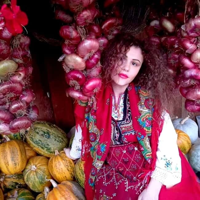 Gorno Draglishte: Local Folklore Experience w/ Food Tasting - Making a souvenir to take home