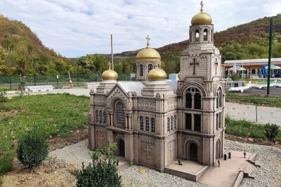 Guide and Entrance for the Mini Bulgaria Park near Veliko Tarnovo