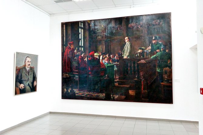 Self-guided Tour in the Museum of Socialist Art - Socialist realism and political messages