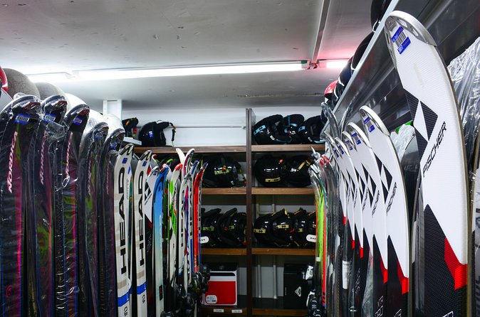 Ski and Snowboard equipment rental in Borovets - Choosing from almost 1,000 ski and snowboard sets